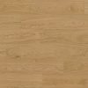 A Classen Oak Tryesta víz- és karcálló laminált padló természetes tölgyhatású mintázata és világos árnyalata friss, letisztult megjelenést biztosít bármely helyiségben. A részletgazdag erezet és a strapabíró felület tökéletes egyensúlyt teremt az esztétikum és a mindennapi használhatóság között.