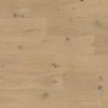 A Classen Oak Dovre víz- és karcálló laminált padló természetes tölgyhatású mintázata és világos árnyalata friss, letisztult megjelenést biztosít bármely helyiségben. A részletgazdag erezet és a strapabíró felület tökéletes egyensúlyt teremt az esztétikum és a mindennapi használhatóság között.