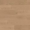 A Classen Oak Pirin víz- és karcálló laminált padló részletgazdag tölgyerezetével és természetes, világos árnyalatával hiteles fa hatást nyújt. Finoman kidolgozott mintázata elegáns megjelenést kölcsönöz a felületnek, miközben strapabíró kialakítása hosszú távon is megőrzi szépségét és funkcionalitását.