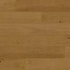 A Classen Oak Val Cama víz- és karcálló laminált padló természetes tölgyhatású mintázata és világos árnyalata friss, letisztult megjelenést biztosít bármely helyiségben. A részletgazdag erezet és a strapabíró felület tökéletes egyensúlyt teremt az esztétikum és a mindennapi használhatóság között.