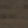 A Classen Oak Sumava víz- és karcálló laminált padló sötét, gazdag tölgy árnyalatával és markáns faerezetével elegáns, karakteres megjelenést kölcsönöz a helyiségnek. A természetes hatású dekor és a strapabíró felület ideális választás azok számára, akik a modern stílust időtálló tartóssággal szeretnék ötvözni.