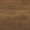 A Classen Oak Connemara víz- és karcálló laminált padló természetes tölgyhatású mintázata és világos árnyalata friss, letisztult megjelenést biztosít bármely helyiségben. A részletgazdag erezet és a strapabíró felület tökéletes egyensúlyt teremt az esztétikum és a mindennapi használhatóság között.