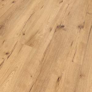 Világos tölgy hatású SPC padló részlet, természetes erezettel és rusztikus csomókkal