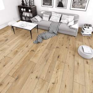 Modern nappali világos tölgy SPC padlóval, szürke kanapéval, dohányzóasztallal és minimalista dekorációval