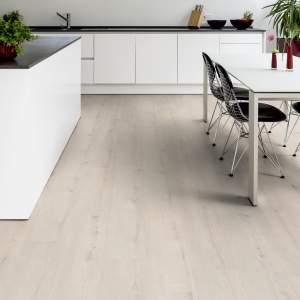 Világos tölgy mintázatú SPC padló modern fehér konyhában étkezőasztallal és fekete design székekkel.