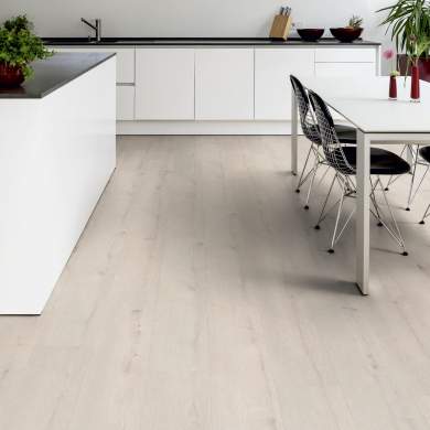 Világos tölgy mintázatú SPC padló modern fehér konyhában étkezőasztallal és fekete design székekkel.